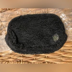 Lululemon Everywhere Belt Bag 1L in Black Fleece